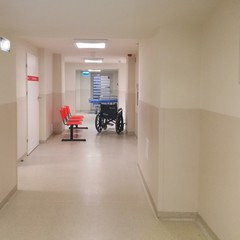 Szpitalny korytarz.