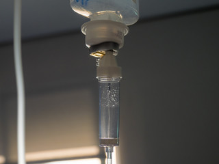 Gotero en habitación de hospital visto desde cerca