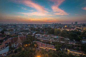 Obraz premium The view from the temple of the golden mount, in Bangkok in the evening.