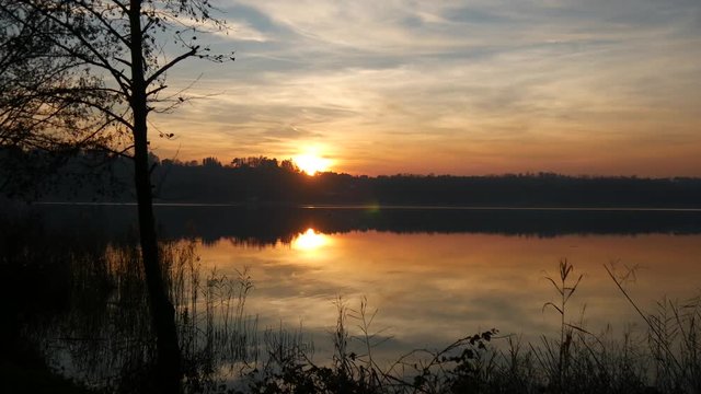 Acque del lago al tramonto