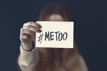 woman showing a note with the text me too