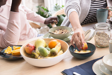 Obraz na płótnie Canvas Frühstückstisch mit Müsli und Obst