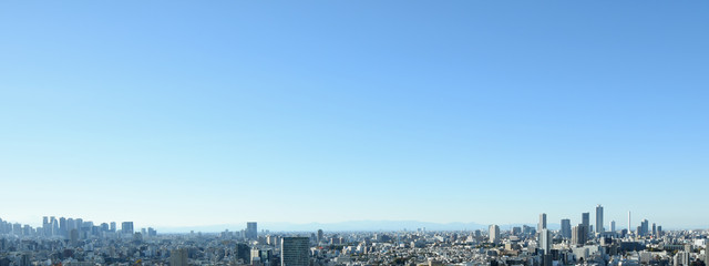  日本の東京都市景観・雲一つない澄み切った青空「新宿の高層ビル群（画面左）や池袋の高層ビル群（画面右）などを望む」