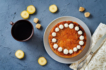Caramel banana cake with tea