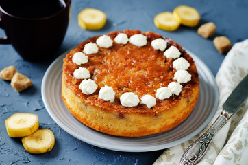 Caramel banana cake with tea