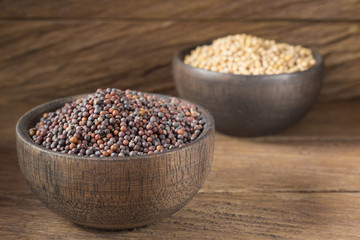 Seeds of yellow and black mustard