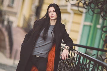 Красивая и стильная девушка модель на улице города