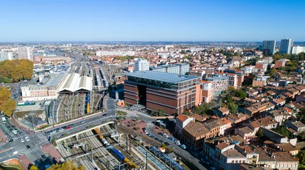 Foto auf Acrylglas Photo aérienne de la gare Matabiau et de la médiathèque José Cabanis, à Toulouse © altitudedrone
