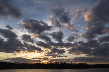 zdjęcie chmur o zachodzie słońca