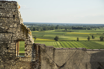zabytkowe ruiny zamku górujące nad łąkami 