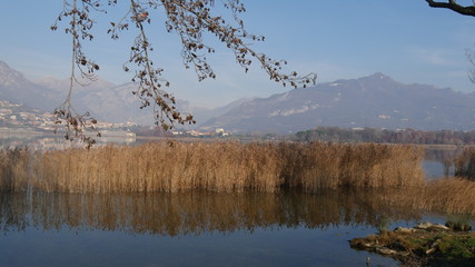 Obraz na płótnie Canvas Lago di Annone e riflessi delle montagne