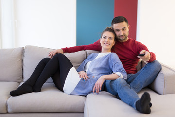 Obraz premium Young couple on the sofa watching television