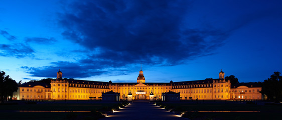 Karlsruher Schloss am Abend