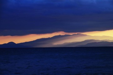 Fototapeta premium 夕日と山のシルエット