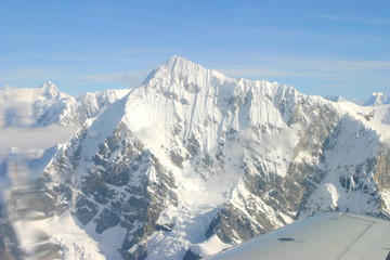  Everest desde el aire. Vuelo sobre  la montaña más alta de la Tierra, con una altura de 8848 metros  en el Himalaya entre Nepal y China