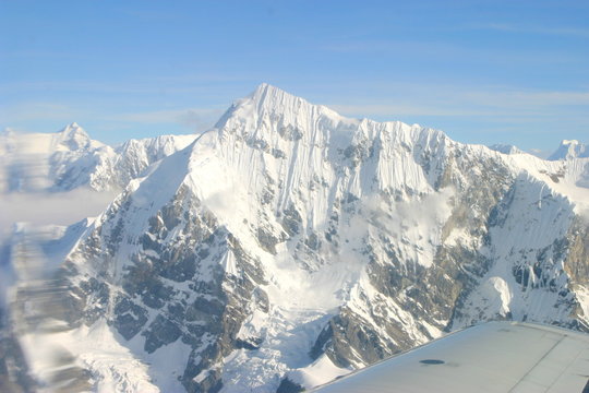  Everest desde el aire. Vuelo sobre  la montaña más alta de la Tierra, con una altura de 8848 metros  en el Himalaya entre Nepal y China