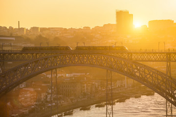 Obraz premium Dom Luis I bridge over Douro river in the golden light of the setting sun, Porto, Portugal.