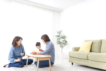 子供と遊ぶ幸せな家族イメージ