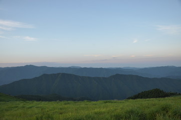 Obraz premium 夕暮れの山々 山頂からの眺望 雄大な景色 日の出 日の入り 山脈
