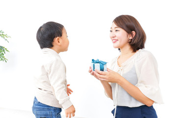 お母さんにプレゼントを渡す子ども