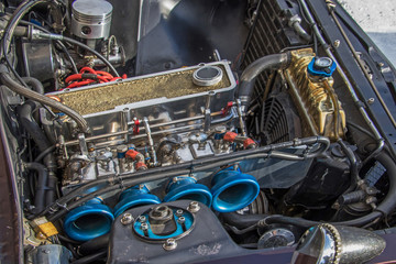 古い車のエンジンルーム　engine compartment of a old vehicle