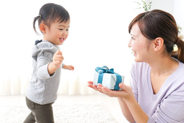 お母さんにプレゼントを渡す赤ちゃん