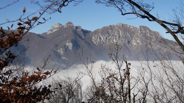 Time lapse nuvole basse sopra Lecco