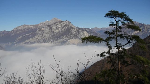 Time lapse nuvole basse sopra Lecco