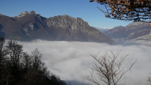 Time lapse nuvole basse sopra Lecco
