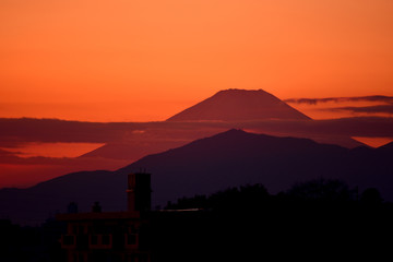 夕景富士/冠雪後の富士山。冬になり冷え込むと遠方から見えるようになる。雲の形状が一期一会で90kの距離から撮影。