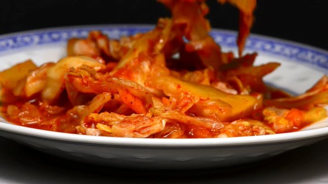 koranisches Kimchi auf einem Drehteller