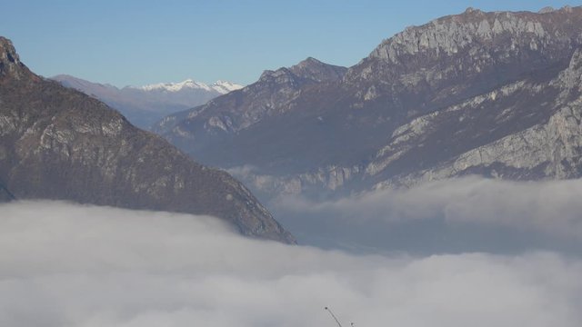 Time lapse nuvole basse sopra Lecco