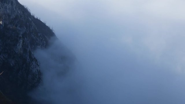Time lapse nuvole basse sopra Lecco