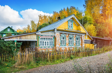 Деревянный желтый дом в русском стиле с резными...