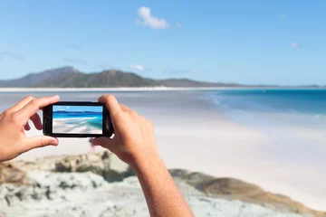 Foto auf Acrylglas Whitehaven Beach, Whitsundays-Insel, Australien in australien der strand wie relax-konzept und smartphone
