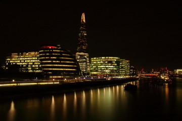 Nocnywidok na city of london i rzekę Tamizę, długie naświetlanie - obrazy, fototapety, plakaty