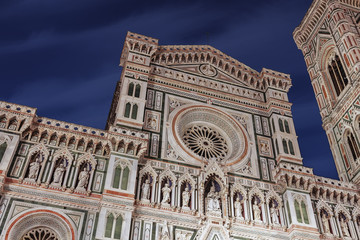 Fototapeta premium Facade of the Cathedral Santa Maria del Fiore at night in Florence