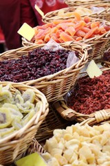des kiwis, des papayes, des gojis dans des paniers en osier sur le stand du marché