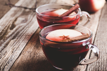 Mulled wine with apple slices