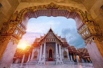 Fototapeta premium Sunset at The marble temple,Wat Benchamabopitr Dusitvanaram Bangkok Thailand