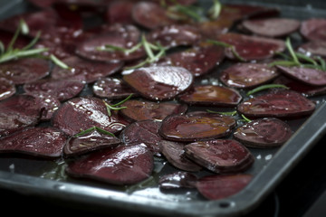 Rote Beete Scheiben mit Rosmarin