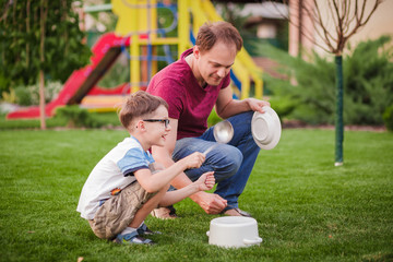 Fototapeta premium father and child playing in green park