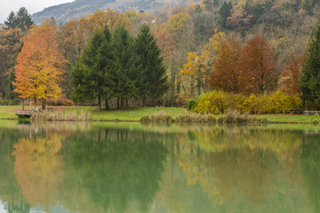 Fototapeta na wymiar Lac de la Mirande - Allevard - Isère.