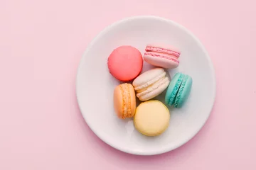 Photo sur Plexiglas Dessert Macarons colorés faits maison ou macaron sur plaque blanche