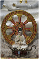Obraz premium Guan Yin and dharma wheel Chiang Mai Thailand
