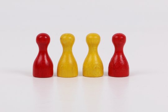 Holz Spielfiguren stehen in einer Reihe