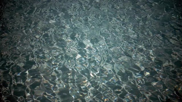 Wellen von oben gefilmt, an einem Strand