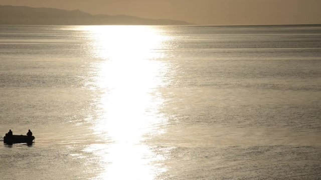 barca a motore solca un mare calmo alleo spuntare del sole