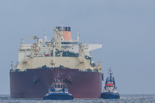 GAS CARRIER - Great tanker in tugboat support