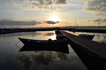 barca sul porto del lago di bolsena